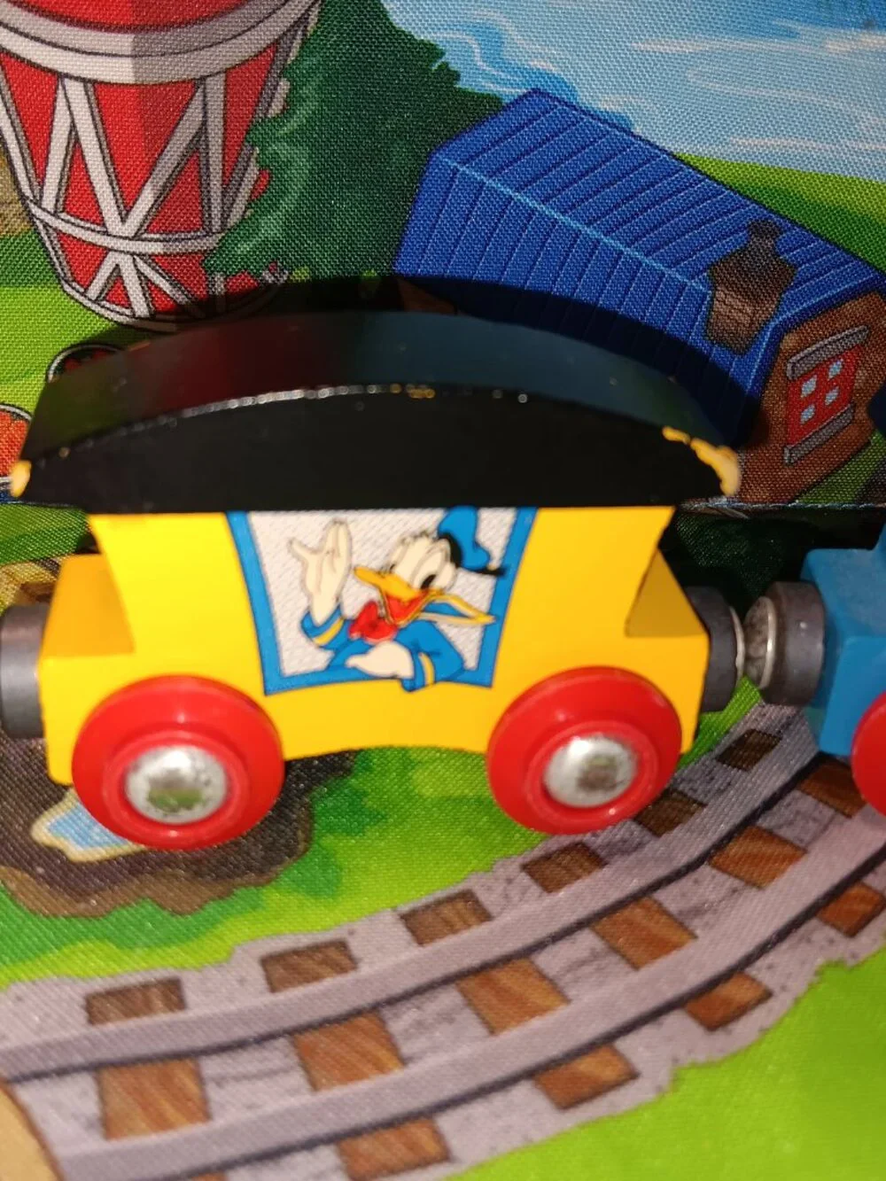 Brio Wooden Train Set Mickey Express Engine Donald Minnie Passenger Cars